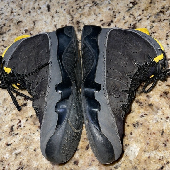 Jordan 9 Retro Dark Charcoal University Gold - Picture 3 of 8